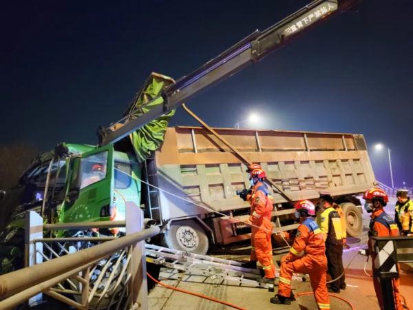 渣土车悬十米高空 江苏宿迁消防吊升破拆救援