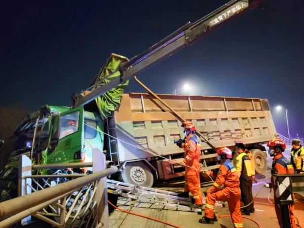 惊险!渣土车撞破护栏冲出桥面悬10米高空! 惊险!渣土车撞破护栏冲出桥面悬10米高空!