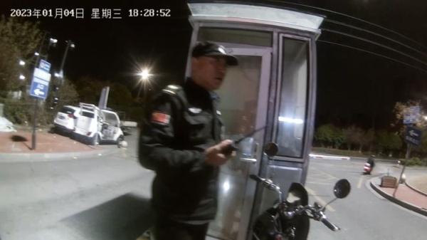 海宁一名父亲将4岁的儿子留在车内，结果……