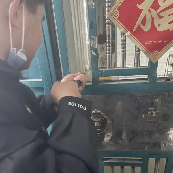 被困窗外求助全靠喊 民警循声破门“秒”救人