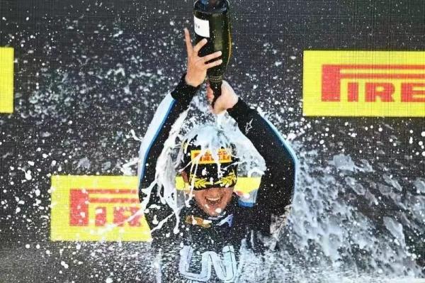 中国首位F1赛车手周冠宇：飞驰人生 向世界展现中国速度