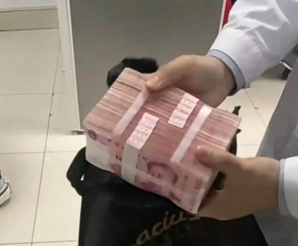 暖心！上海一患者在医院扔下10万现金就“逃”：多给医生加营养