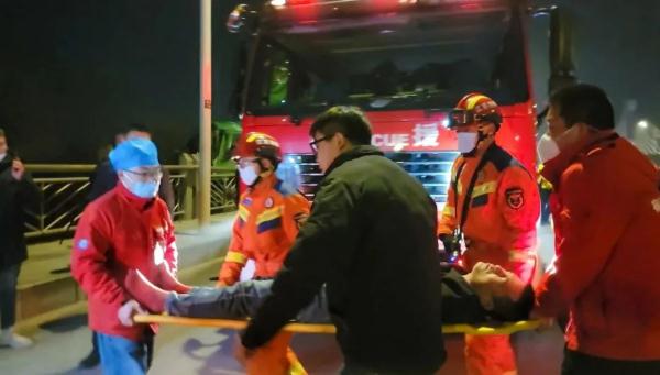 惊险!渣土车撞破护栏冲出桥面悬10米高空! 惊险!渣土车撞破护栏冲出桥面悬10米高空!