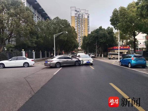 小车突然左拐撞上直行网约车，车头被撞废还负全责