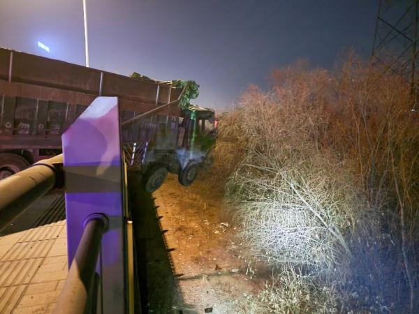 渣土车悬十米高空 江苏宿迁消防吊升破拆救援