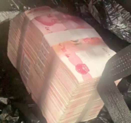 扔十万就走患者，曾以同样方式给老家医院捐十万