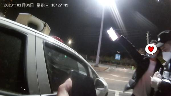 海宁一名父亲将4岁的儿子留在车内，结果……