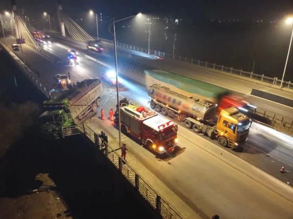 惊险!渣土车撞破护栏冲出桥面悬10米高空! 惊险!渣土车撞破护栏冲出桥面悬10米高空!