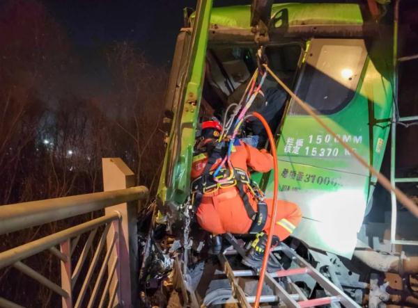 渣土车悬十米高空 江苏宿迁消防吊升破拆救援