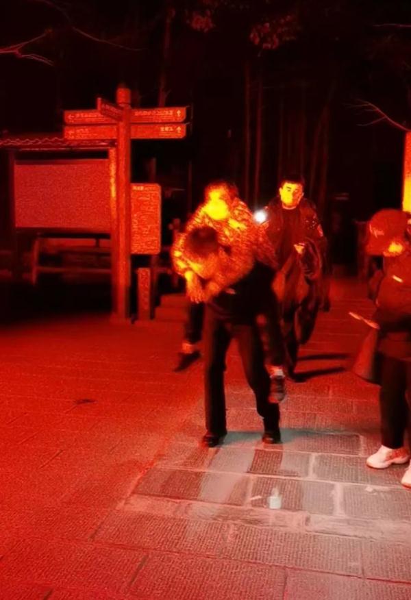 两名游客被困张家界景区 民警紧急救助 两名游客被困张家界景区 民警紧急救助
