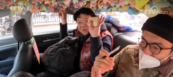 新春走基层 | 彼此鼓励！老周的浪漫出租车