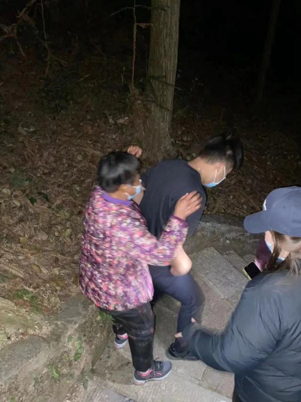 两名游客被困张家界景区 民警紧急救助 两名游客被困张家界景区 民警紧急救助