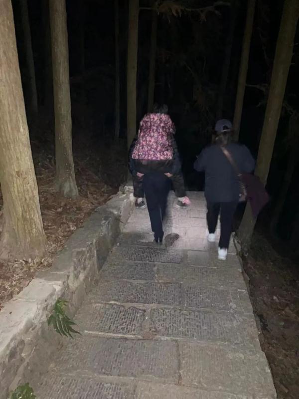 两名游客被困张家界景区 民警紧急救助 两名游客被困张家界景区 民警紧急救助