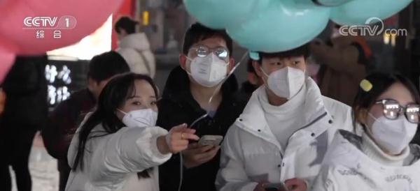 新春走基层 | 彼此鼓励！老周的浪漫出租车