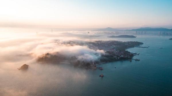 厦门现平流雾景观 云雾笼罩城市建筑