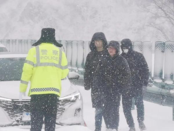 高速秦岭段暴雪有司机被困25小时 现在怎么样了？