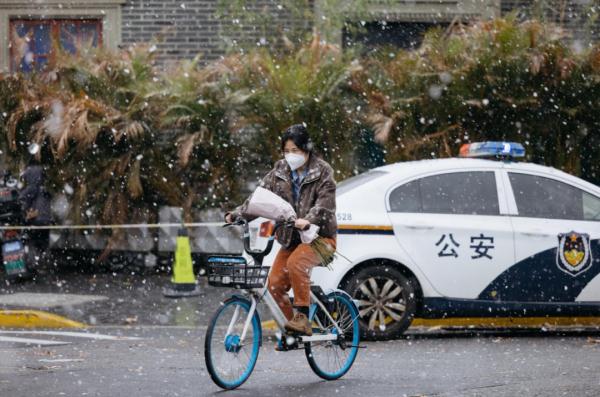 上海2023年的第一场雪，从“头皮屑”下成了“棉花糖”，你被雪景刷屏了吗？