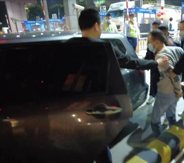 套路深！高速公路现碰瓷团伙，专挑这种车下手→