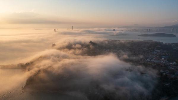厦门现平流雾景观 云雾笼罩城市建筑