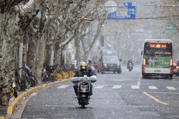 上海2023年的第一场雪，从“头皮屑”下成了“棉花糖”，你被雪景刷屏了吗？