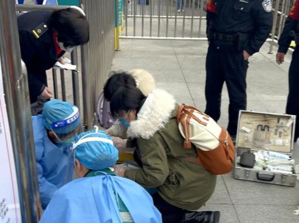 火车站一幕！为了做这件事，她们错过了乘车