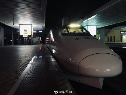 重庆开出春运第一趟高铁动车“除冰车”