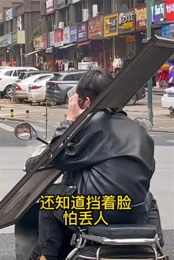 小伙头卡纱窗向消防队求助