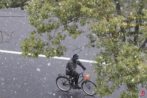 今天好大雪!上海网友表示:“相当满足,远超预期”,但什么时候可以堆雪人呀? 今天好大雪!上海网友表示:“相当满足,远超预期”,但什么时候可以堆雪人呀?