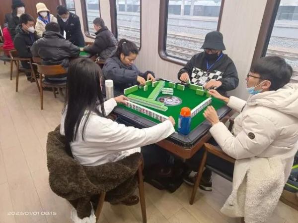 火车内设麻将桌？国铁西安局回应→