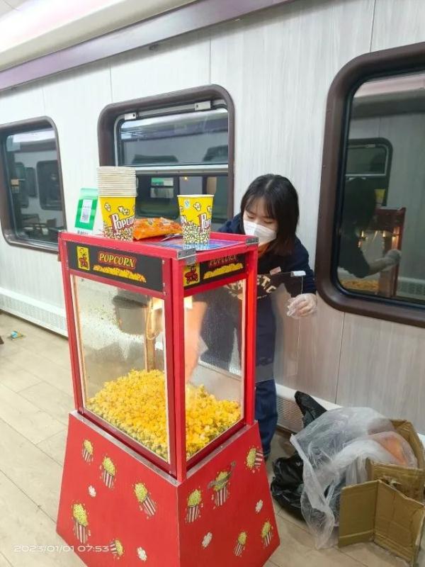 火车内设麻将桌？国铁西安局回应→