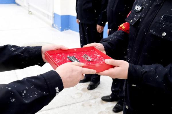 警魂延续!银川铁路公安民警牺牲10年后,儿子继承了他的警号! 警魂延续!银川铁路公安民警牺牲10年后,儿子继承了他的警号!