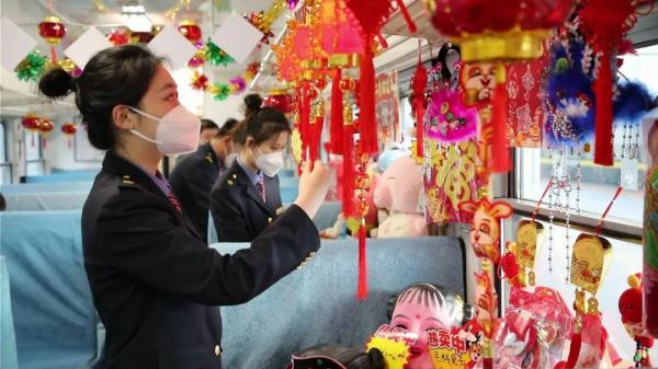 在火车上赶大集，是什么体验？