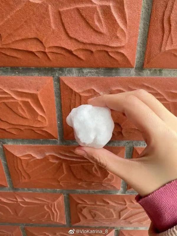 今天好大雪!上海网友表示:“相当满足,远超预期”,但什么时候可以堆雪人呀? 今天好大雪!上海网友表示:“相当满足,远超预期”,但什么时候可以堆雪人呀?