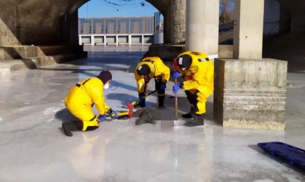 痛心！近期多人掉入冰窟身亡，冰上活动请注意