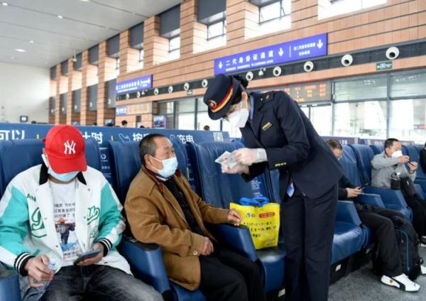 火车站一幕！为了做这件事，她们错过了乘车