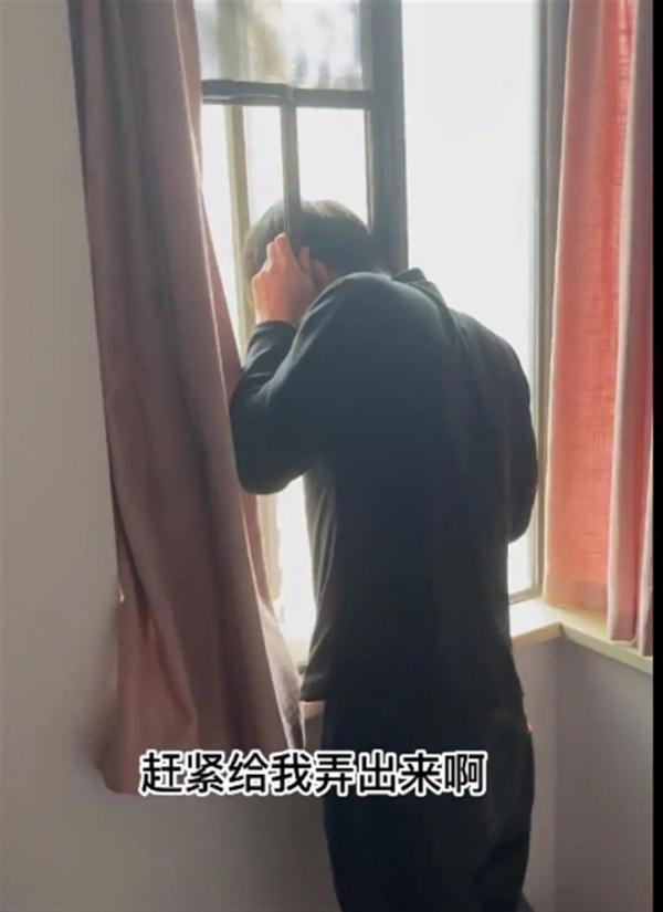 小伙头卡纱窗向消防队求助