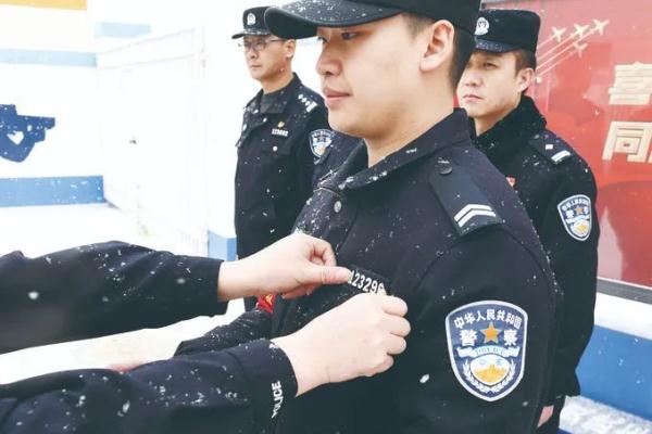 10年后，他戴上了父亲的警号，开启了第一次春运执勤