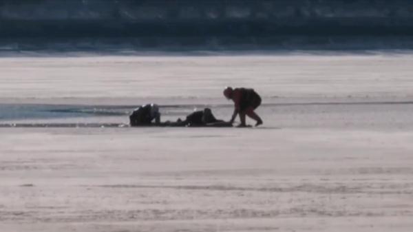 痛心！近期多人掉入冰窟身亡，冰上活动请注意