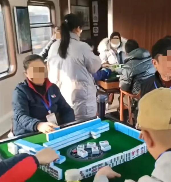 火车上设“麻将车厢”，能打牌还能K歌？回应来了