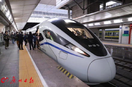 今日，广州东直达香港西九龙高铁列车首发！