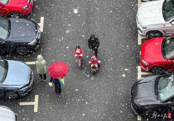 今天好大雪!上海网友表示:“相当满足,远超预期”,但什么时候可以堆雪人呀? 今天好大雪!上海网友表示:“相当满足,远超预期”,但什么时候可以堆雪人呀?