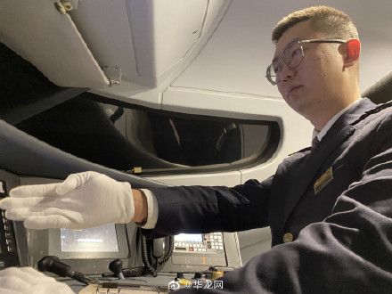 重庆开出春运第一趟高铁动车“除冰车”
