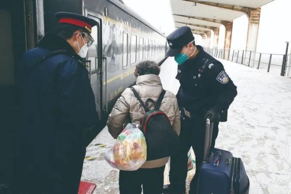 10年后，他戴上了父亲的警号，开启了第一次春运执勤