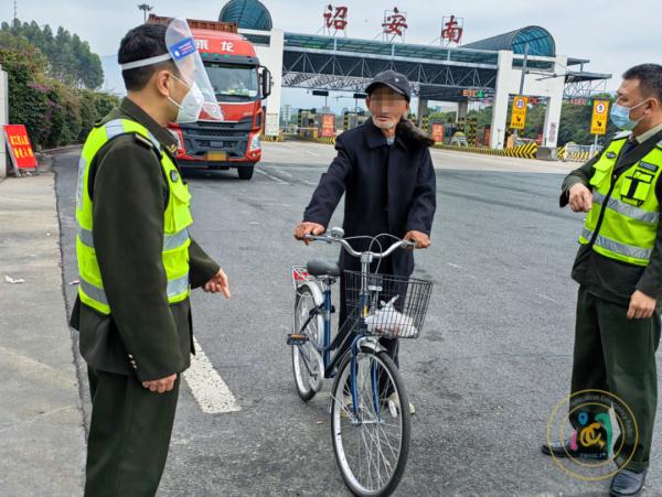 老人多次硬闯高速！背后原因……