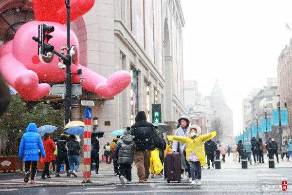 今天好大雪!上海网友表示:“相当满足,远超预期”,但什么时候可以堆雪人呀? 今天好大雪!上海网友表示:“相当满足,远超预期”,但什么时候可以堆雪人呀?