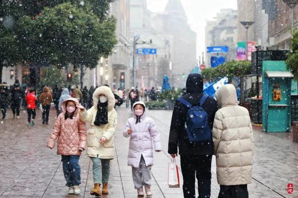 今天好大雪!上海网友表示:“相当满足,远超预期”,但什么时候可以堆雪人呀? 今天好大雪!上海网友表示:“相当满足,远超预期”,但什么时候可以堆雪人呀?