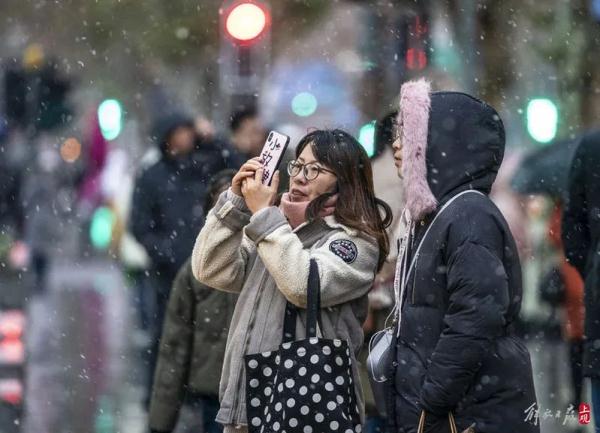 今天好大雪!上海网友表示:“相当满足,远超预期”,但什么时候可以堆雪人呀? 今天好大雪!上海网友表示:“相当满足,远超预期”,但什么时候可以堆雪人呀?