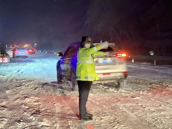高速秦岭段暴雪有司机被困25小时 现在怎么样了？