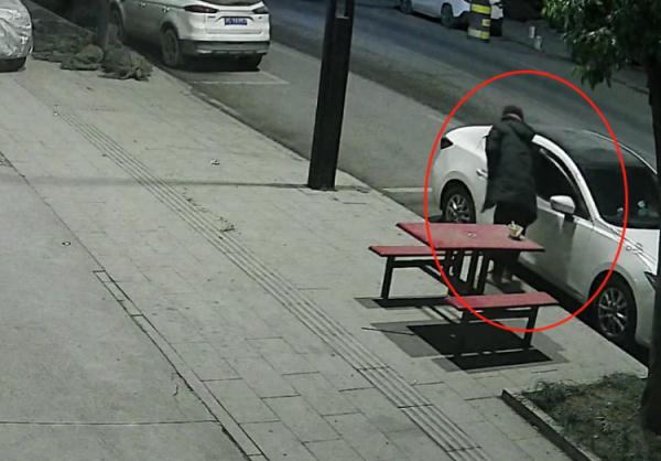 一个接一个……男子竟然在街头碰运气？