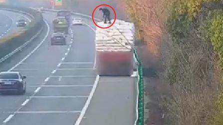 太危险！货物掉落高速，驾驶人站上车顶捆扎